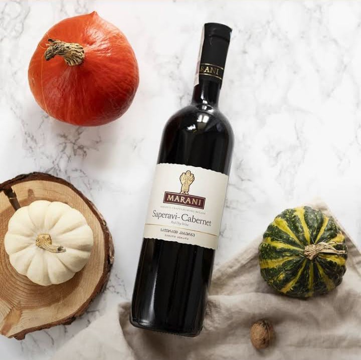 6x Marani SAPERAVI CABERNET trockener Rotwein Sechs Flaschen trockener Rotwein Saperavi Cabernet, eine Cuvée aus 50% Saperavi und 50% Cabernet Sauvignon aus dem Alazani-Flusstal in Kachetien. Neun bis zwölf Monate Fassreifung verleihen dem Wein eine samtige Struktur und Noten von dunkler Schokolade. 6x Marani SAPERAVI CABERNET trockener Rotwein – Bild 2