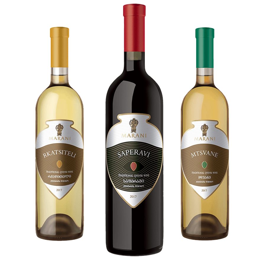 3x Georgisches Qveveri-Weinset Das Verkostungsset mit georgischen Kvevri-Weinen enthält drei einzigartige Sorten, die für die traditionelle georgische Kachetin-Methode der Weinherstellung in Tonbehältern stehen. Der Orange Wine Mtsvane Qvevri , der Bernsteinwein Rkatsiteli Qvevri und der Rotwein Saperavi Qvevri. Entdecken Sie den einzigartigen Geschmack und die Tradition der georgischen Kvevri-Weine. Kvevri-Weine sollten im Gegensatz zu gewöhnlichen Weißweinen bei derselben Temperatur wie Rotweine serviert werden, nämlich zwischen 16 und 18 °C. Bei einer niedrigeren Temperatur kommen ihre Aromen nämlich nicht voll zur Geltung. Ensemble de vins kvevri géorgiens