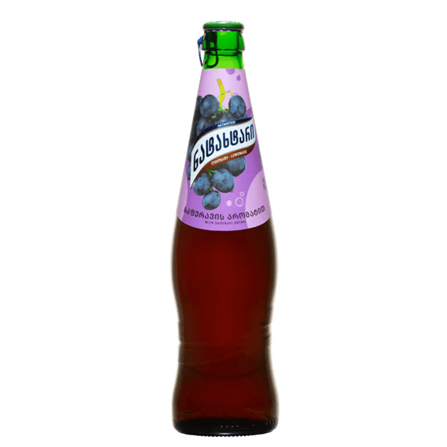 Natakhtari-Trauben-Saperavi-Limonade – 0,5 l Natakhtari Trauben-Saperavi-Limonade – 0,5 l. Erfrischendes georgisches Erfrischungsgetränk mit saftigem Traubengeschmack, inspiriert von der Saperavi-Weintraube. Traube limonaden Natakhtari aus Georgie