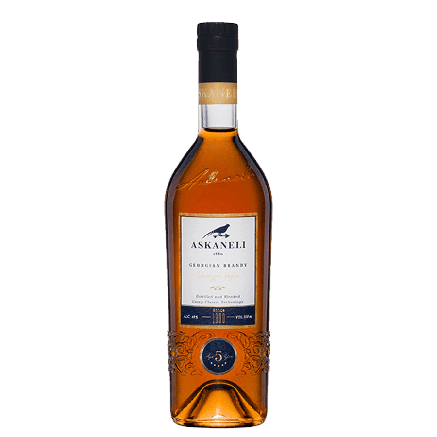 Askaneli 5* georgischer Brandy - 0,5 l Dieser fünf Jahre alte Brandy ist ein Aushängeschild der georgischen Destillierkunst. Hergestellt im Herzen Kachetiens von der renommierten Familie Chkhaidze, vereint er Tradition und Eleganz. Die Reifung in Eichenfässern verleiht ihm eine goldene Bernsteinfarbe und einen harmonischen Geschmack mit Noten von Vanille, Honig, Mandeln und frischen Trauben. Askaneli 5* georgischer Brandy - 0,5 l