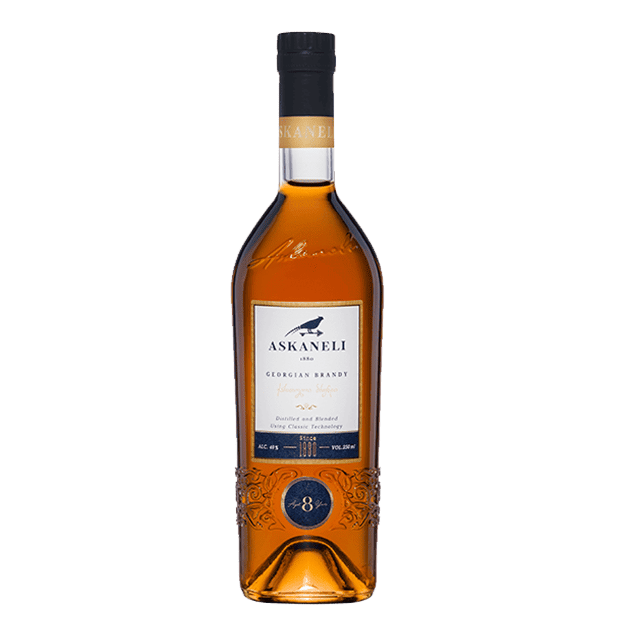 Askaneli 8* georgischer Brandy - 0,5 l Dieser achtjährige georgische Brandy repräsentiert die perfekte Balance zwischen Alter und Eleganz. Nach acht Jahren Reifung in Eichenfässern entwickelt das Destillat einen vollen, samtigen Körper mit ausgeprägten Noten von dunkler Schokolade, Vanille und Walnuss. Ein komplexer und edler Tropfen, ideal für festliche Anlässe oder als hochwertiges Geschenk. Askaneli 8* georgischer Brandy - 0,5 l