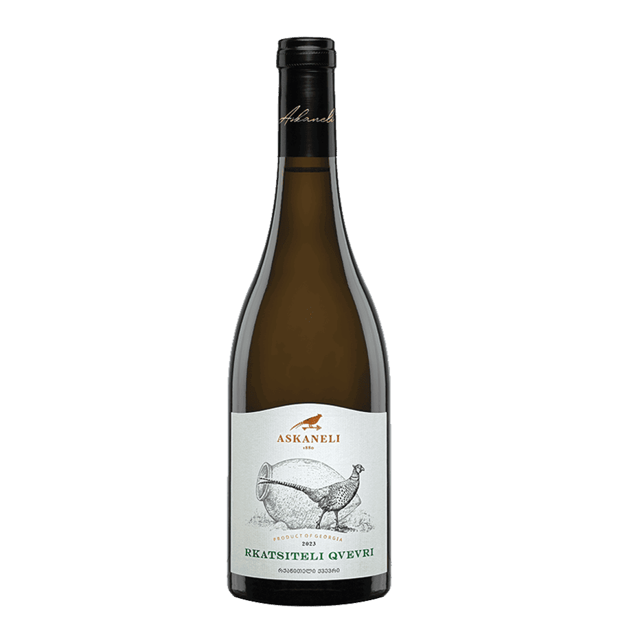 Askaneli RKATSITELI QVEVRI Author's Collection bílé suché víno - 0,75 l Askaneli Rkatsiteli Qvevri – vícenásobně oceněné oranžové víno (Gold Mundus Vini, Sommeliers Choice Awards), které představuje to nejlepší z gruzínské tradice. Vyrábí se z bílé odrůdy Rkatsiteli kvašením na slupkách v hliněných nádobách kvevri. Díky tomu získává nádhernou jantarovou barvu a komplexní chuť sušených meruněk, čaje a koření. Víno pro skutečné znalce, kteří hledají autentický a světově uznávaný zážitek. Askaneli RKATSITELI QVEVRI Author's Collection bílé suché víno - 0,75 l
