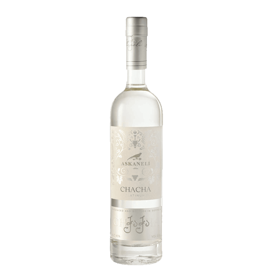 Askaneli CHACHA Platinum 40% - 0,5 l Chacha Platinum aus Georgien besticht durch seine absolute Klarheit und Milde. Dieses traditionelle Traubentrester-Destillat, oft mit italienischem Grappa verglichen, bietet einen authentischen Geschmack nach frischen Trauben mit Noten von weißen Blüten und Früchten. Dank mehrfacher Filtration und Reifung in Edelstahltanks ist Askaneli Platinum außergewöhnlich mild und harmonisch. Die wahre Essenz georgischer Gastfreundschaft. Askaneli CHACHA Platinum 40% - 0,5 l