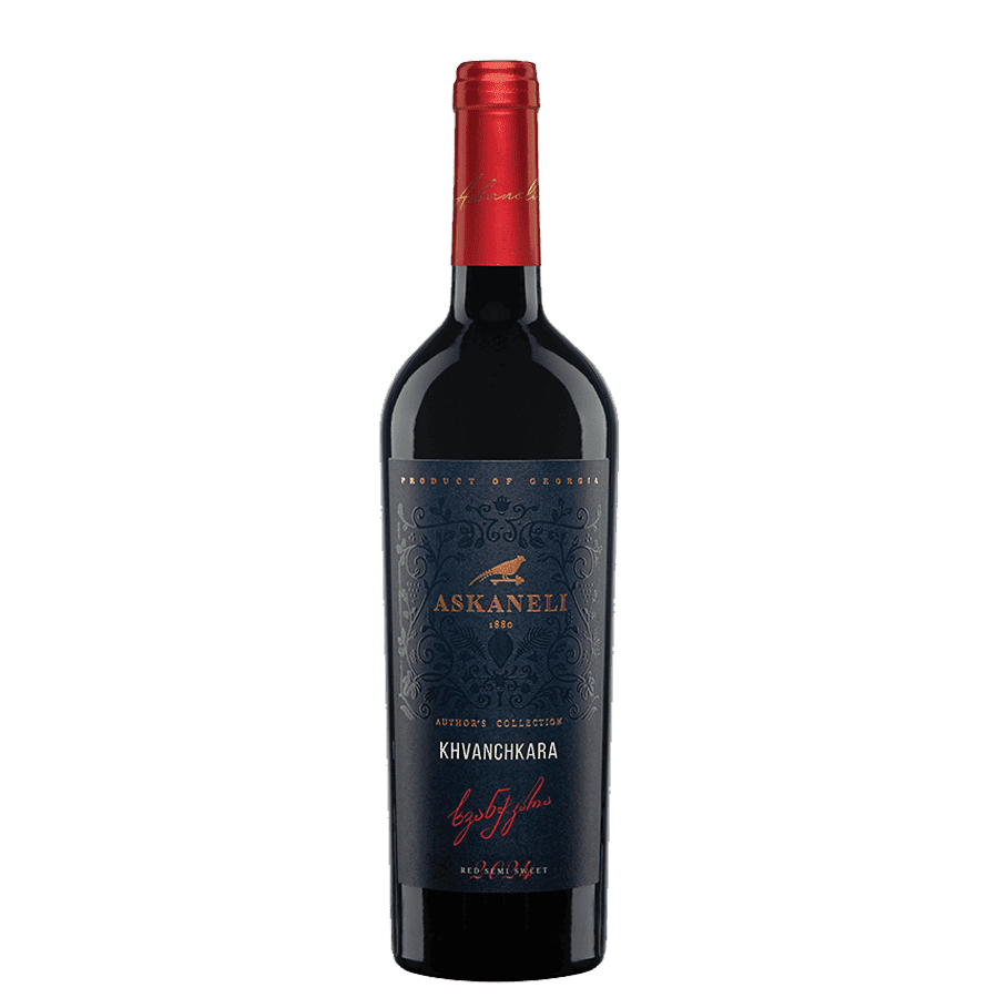 Askaneli KHVANCHKARA lieblicher Rotwein - 2025 - 0,75 l Askaneli Khvanchkara – Georgiens berühmter halbsüßer Rotwein aus den Rebsorten Aleksandrouli und Mujuretuli. Samtig, fruchtig, mit Noten von Himbeere, Erdbeere und gerösteten Mandeln. Ideal zu Dessert und Blauschimmelkäse. Eine Flasche Askaneli KHVANCHKARA lieblicher Rotwein - 2025 - 0,75 l, ein traditioneller georgischer Wein.