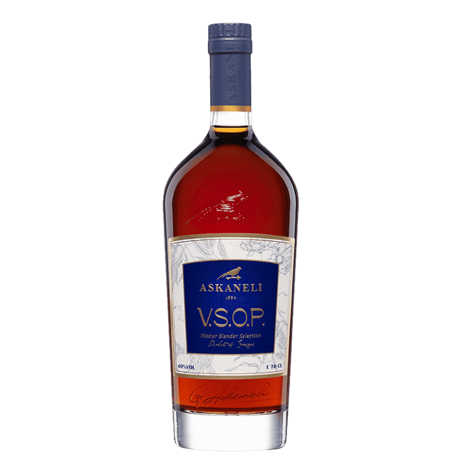 Askaneli VSOP Master Blender - 0,7 l Askaneli VSOP Master Blender – ein einzigartiges Destillat aus 100 % georgischer Rkatsiteli-Traube, das in Eichenfässern reift und dadurch eine außergewöhnliche Tiefe erhält. Es besticht durch einen vollen, samtigen Geschmack mit Noten von Pfirsich, Vanille und Karamell. Eine Flasche Askaneli VSOP Master Blender - 0,5 l, ein edler georgischer Brandy.