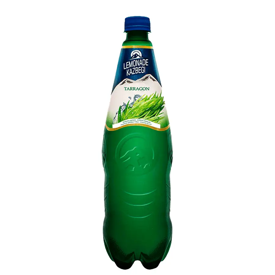 Kazbegi - Estragonlimonade (PET) - 1 L Eine grüne Limonade? Wirklich grün? Ja — und das ist Absicht. Kazbegis Estragon-Limonade teilt die Menschen in zwei Gruppen: jene, die sie ungläubig anstarren, und jene, die nach dem ersten Schluck sechs Flaschen kaufen statt einer. Eine georgische Legende im 1-Liter-PET-Format. Georgische Estragon-Limonade