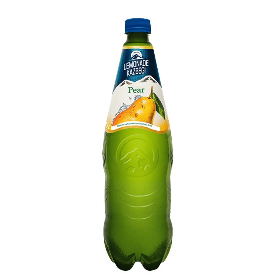 Kazbegi - Birnenlimonade (PET) - 1 L Die Birnen-Limonade von Kazbegi ist der Anfang von allem in Georgien. Süß, golden, mit ausgeprägtem Aroma reifer Birnen — und Bläschen, die sie weit über jede gewöhnliche Supermarkt-Limo heben. Ein georgischer Klassiker. Jetzt im 1-Liter-PET-Format. Georgische Kazbegi Birnen-Limonade
