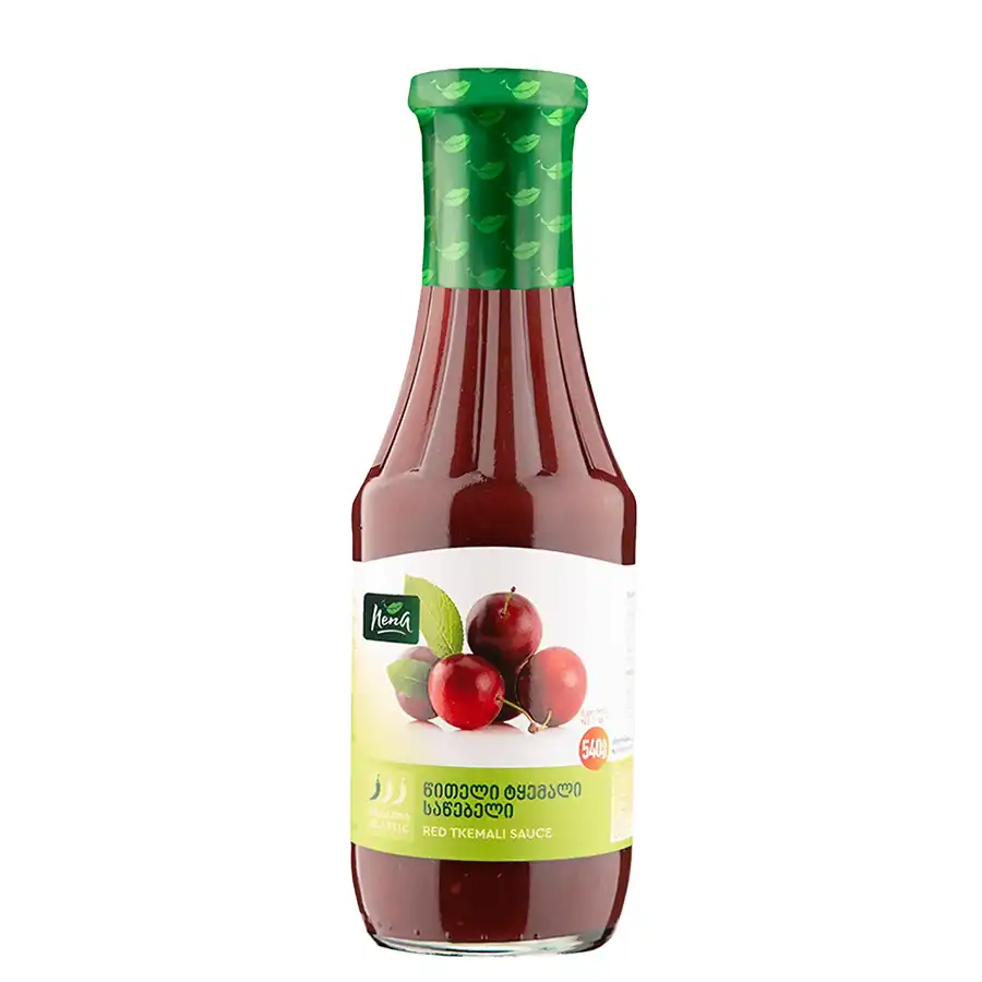 Nena – Tkemali Rot - 540 ml. Rotes Tkemali ist die abgerundete, samtige Schwester der frischen grünen Variante. Reife Mirabellen verleihen der Sauce einen volleren, süß-sauren Charakter — immer noch ausdrucksstark, immer noch pflaumig, aber milder und reicher. Ein georgischer Klassiker, der zu gegrilltem Fleisch so natürlich passt wie Ketchup — aber mit unendlich mehr Persönlichkeit. Nena – Tkemali Rot