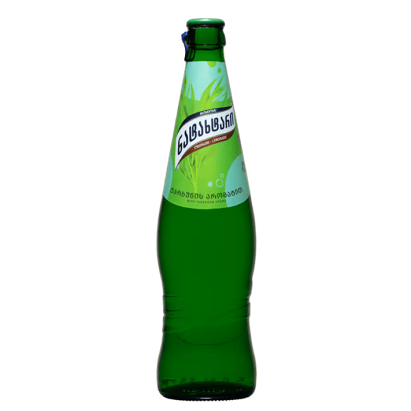 Eine Flasche der leuchtend grünen Natakhtari Estragonlimonade (Tarkhun) – 0,5 l