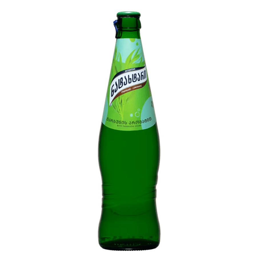 Natakhtari Estragonlimonade (Tarkhun) – 0,5 l Natakhtari Estragon-Limonade (Tarkhun) – 0,5 l. Kultige georgische grüne Erfrischungsgetränk mit süßem Kräutergeschmack. Erfrischend pur oder in Cocktails. Eine Flasche der leuchtend grünen Natakhtari Estragonlimonade (Tarkhun) – 0,5 l