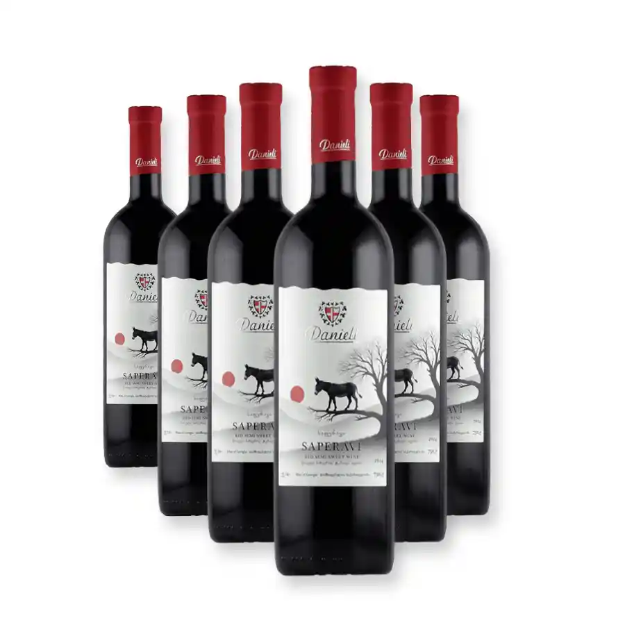 6x Danieli Winery SAPERAVI lieblicher georgischer Rotwein Sechs Flaschen natürlich halbsüßer Saperavi von den biologisch bewirtschafteten Weinbergen des Familienweinguts Danieli oberhalb des Alazani-Flusses im Nordosten Kachetiens. Die dunkle, fast tintenschwarze Farbe verrät die Kraft dieses Weins schon, bevor Sie das Glas ans Licht halten; der samtige Gaumen trägt eine natürliche Süße, die nie schwer wirkt und nie aus zugesetztem Zucker stammt. Der ideale Vorrat für Liebhaber kräftiger halbsüßer Rotweine. 6x Danieli Winery SAPERAVI lieblicher georgischer Rotwein