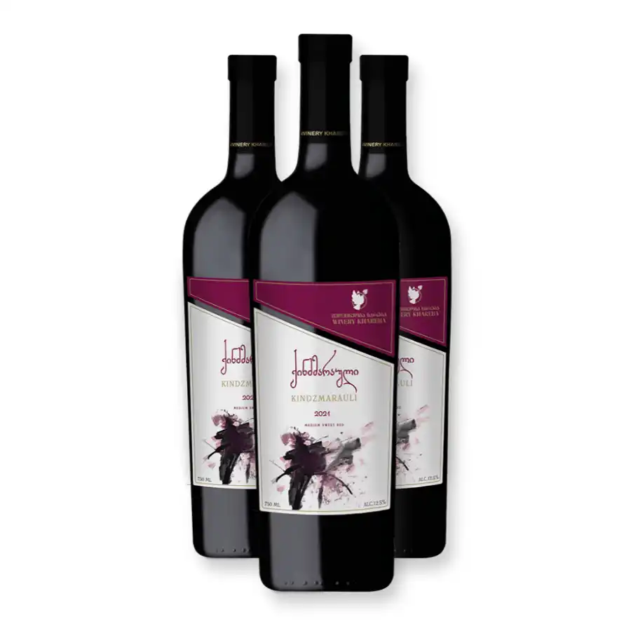 3x Khareba KINDZMARAULI lieblicher Rotwein Drei Flaschen des preisgekrönten lieblichen Khareba Kindzmarauli, ausgezeichnet mit sieben internationalen Medaillen, laden dazu ein, den kachetischen Saperavi in aller Ruhe kennenzulernen. Jede Flasche bietet dasselbe samtige, beerenreiche Erlebnis – ideal für eine kleine Verkostung zu Hause oder als Geschenk mit Geschichte. Die Rebsorte aus der berühmten Mikrozone Kindzmarauli zählt zum Besten, was die georgische Weinkunst zu bieten hat. 3x Khareba KINDZMARAULI lieblicher Rotwein