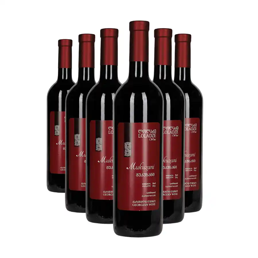 6x Loladze MUKUZANI trocken Rotwein Sechs Flaschen Mukuzani vom Familienweingut Loladze — ein natürlicher trockener Rotwein aus 100% Saperavi, stammend aus der Region Mukuzani in Kachetien, wo Rotwein als untrennbarer Teil des Lebens getrunken wird. Die Familie Loladze macht Wein so, wie es seit Generationen gemacht wurde — mit Respekt vor der Natur, dem Boden und der Zeit. 6x Loladze MUKUZANI trocken Rotwein