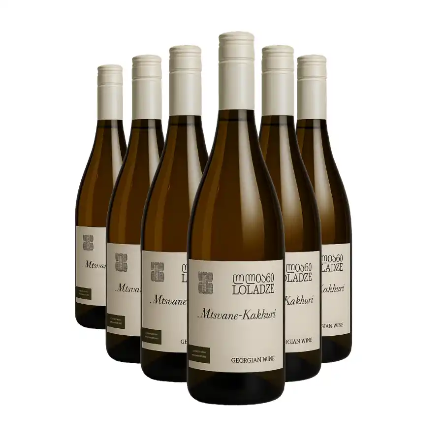 6x Loladze RKATSITELI+MTSVANE QVEVRI trockener Orangenwein Sechs Flaschen bernsteinfarbenen Weins Rkatsiteli-Mtsvane vom Familienweingut Loladze im Herzen Georgiens, wo Wein mit Respekt vor Tradition und Natur hergestellt wird. Das Weingut führt die jahrtausendealte georgische Methode der Gärung in Ton-Qvevri, die im Boden vergraben sind, fort. Die Trauben werden von Hand geerntet und ohne Chemie oder Filtration verarbeitet – ohne zugesetzte Sulfite, ein echter Naturwein für Liebhaber ehrlichen Winzerhandwerks. 6x Loladze RKATSITELI+MTSVANE QVEVRI trockener Orangenwein