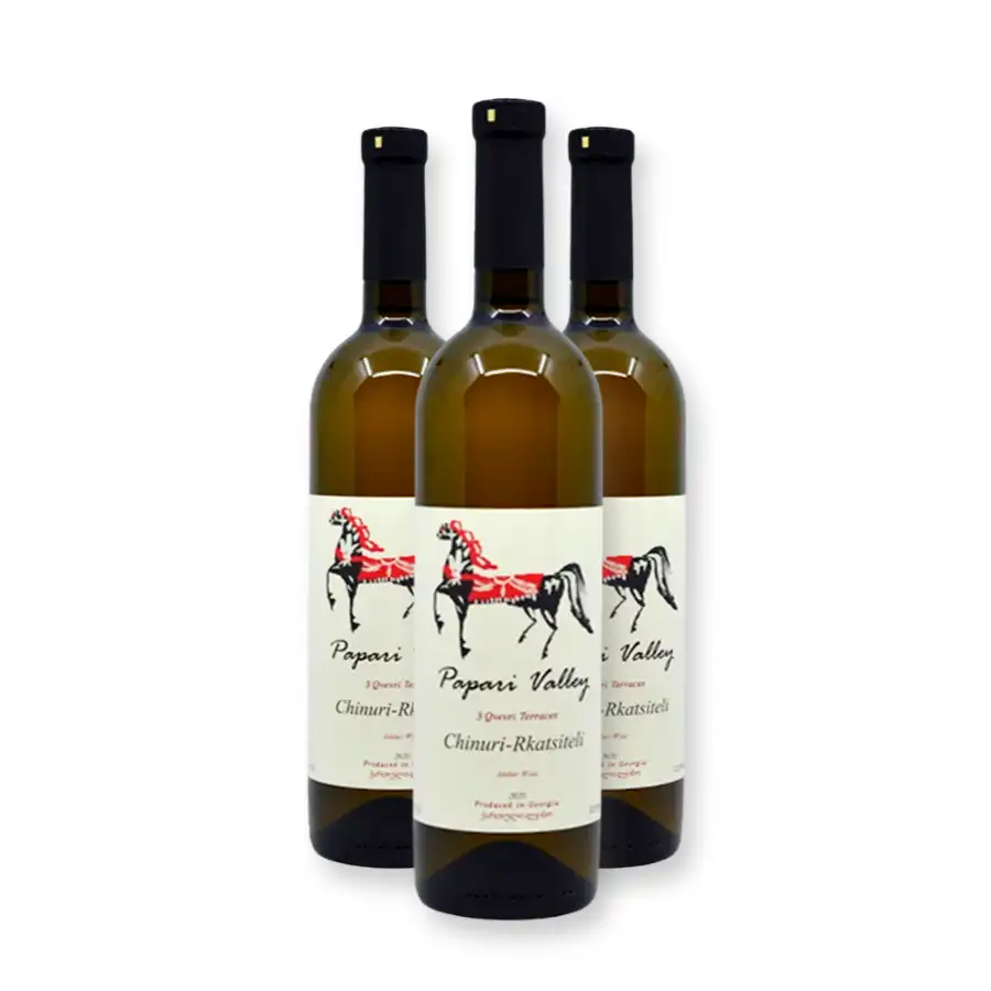 3x Papari Valley Chinuri Rkatsiteli Qvevri trockener Weißwein Drei Flaschen naturbelassener Orange Wine vom kleinen Weingut Papari Valley aus der renommierten Region Akhasheni – das ideale Format für die erste Begegnung mit der georgischen Kvevri-Methode. Trocken, unfiltriert, bernsteinfarben und texturreich – eine Überraschung für alle, die authentische Erlebnisse abseits gängiger europäischer Stile suchen. Ein tolles Geschenk oder Einstieg in die Welt des Orange Wine. 3x Papari Valley Chinuri Rkatsiteli Qvevri trockener Weißwein