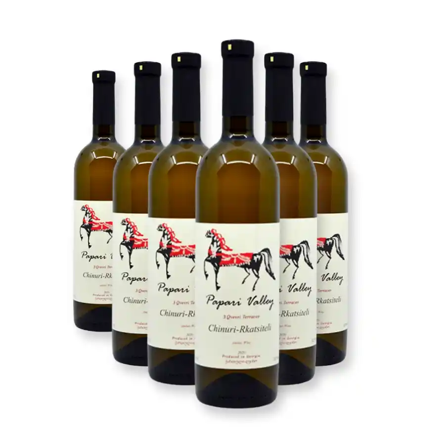 6x Papari Valley Chinuri Rkatsiteli Qvevri trockener Weißwein Ein 6er-Set des naturbelassenen Orange Wine Papari Valley Chinuri-Rkatsiteli von einem kleinen Familienweingut aus der renommierten Region Akhasheni in Kachetien, am Fuß des Gombori-Gebirges. Der Wein reift nach traditioneller Kvevri-Methode und bietet einen bockentrockenen (2,3 g/l Restzucker), strukturierten Geschmack mit Noten von gelben Früchten, Quitte und Kräutern. Sechs Flaschen sind der ideale Vorrat für Naturwein-Liebhaber, die diesen seltenen, handwerklich erzeugten Stil stets griffbereit haben möchten. 6x Papari Valley Chinuri Rkatsiteli Qvevri trockener Weißwein