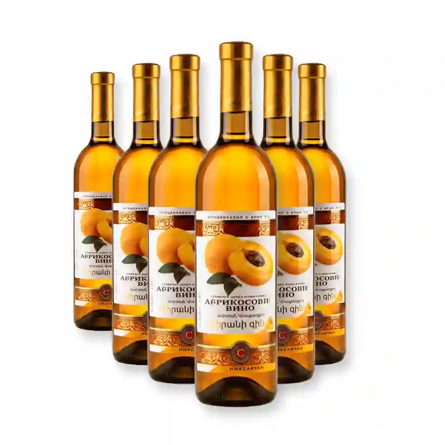 6x Shahnazaryan Aprikosenwein halbsüß Sechs Flaschen halbsüßer Aprikosenwein aus dem armenischen Ararat-Tal, wo Aprikosen fast den ganzen Sommer unter beständiger Sonne reifen. Goldene bis bernsteinfarbene Farbe, intensives Aroma eines blühenden Aprikosengartens und ein samtiger Gaumen mit sanfter, frischer Säure im Abgang. Der ideale Vorrat für Liebhaber ungewöhnlicher Fruchtweine und ein besonderes Geschenk. 6x Shahnazaryan Aprikosenwein halbsüß