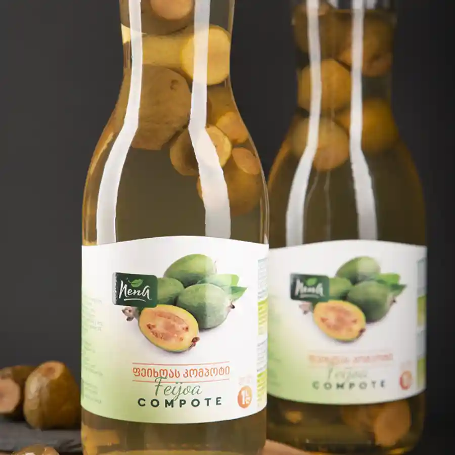 Nena - Feijoa Kompott - 1 L Feijoa ist eine Frucht, die man in deutschen Supermärkten nicht findet — aber wer sie einmal probiert hat, versteht sofort, warum Georgier sie so lieben. Ein Kompott mit feinem Ananas, Walderdbeere - und Minzaroma. Ein Glas georgischen Herbsts auf Ihrem Tisch. Nena - Feijoa Kompott - 1 L – Bild 2