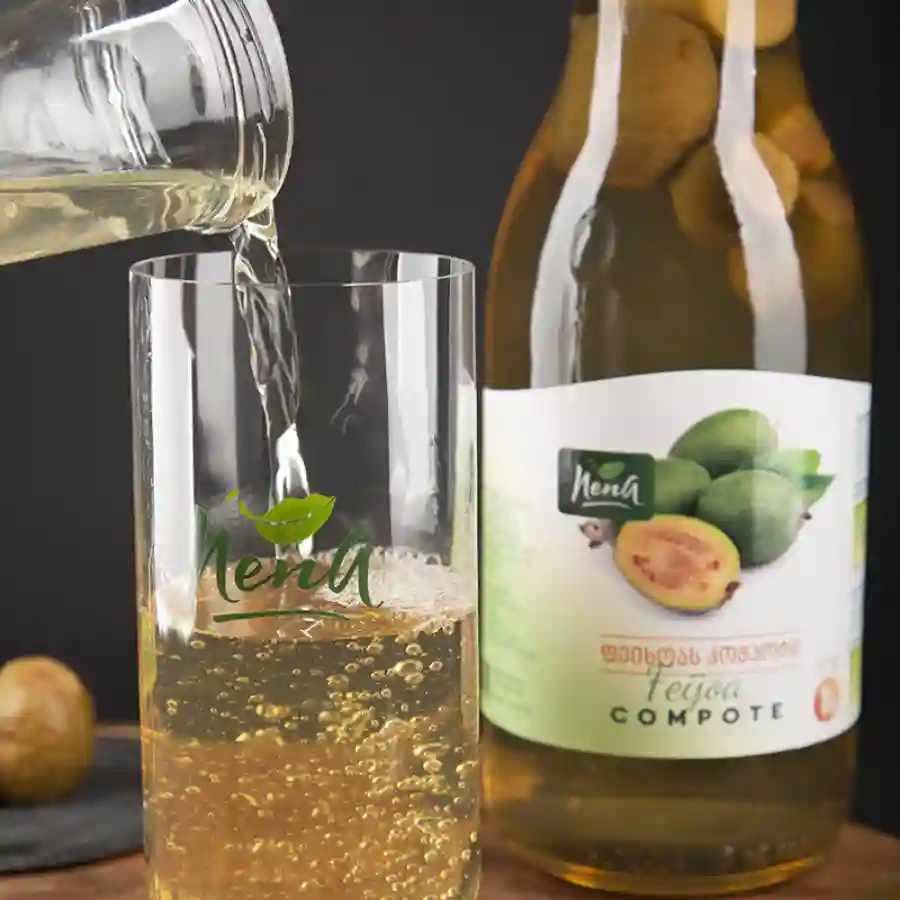Nena - Feijoa Kompott - 1 L Feijoa ist eine Frucht, die man in deutschen Supermärkten nicht findet — aber wer sie einmal probiert hat, versteht sofort, warum Georgier sie so lieben. Ein Kompott mit feinem Ananas, Walderdbeere - und Minzaroma. Ein Glas georgischen Herbsts auf Ihrem Tisch. Nena - Feijoa Kompott - 1 L – Bild 3
