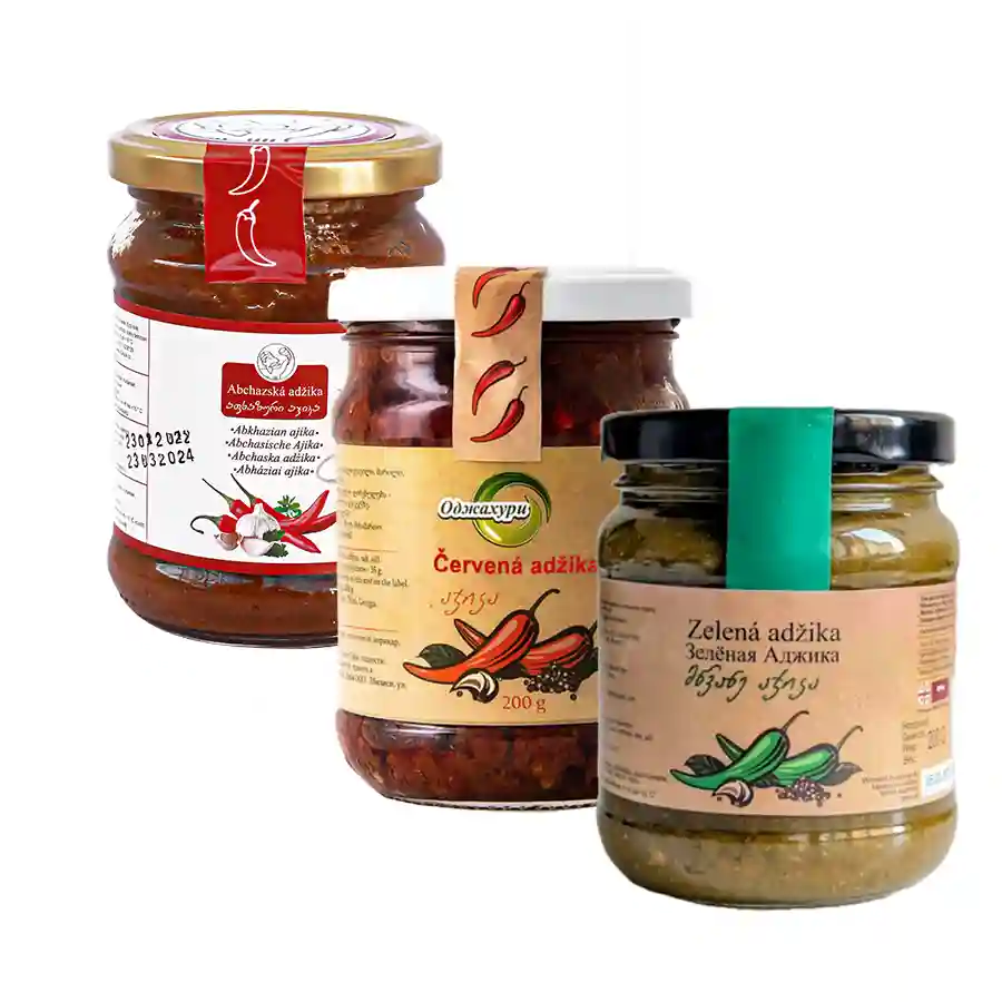 Degustationsset 3 georgische Adjikas Ein preisgünstiges Degustationsset aus drei traditionellen georgischen Pasten für echte Feinschmecker. Holen Sie sich die authentischen Geschmäcker des Kaukasus in Ihre Küche: die scharfe rote Adjika, perfekt zum Marinieren von Fleisch, die frische, kräuterartige grüne Variante, ideal zu Fisch und Dips, sowie die erdige abchasische Klassik voller Walnüsse und Knoblauch nach uralten Rezepten. Degustationsset 3 georgische Adjikas